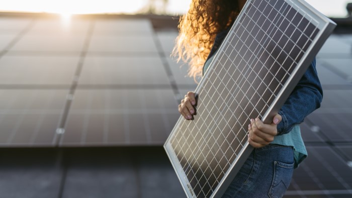 mulher segurando um painel solar