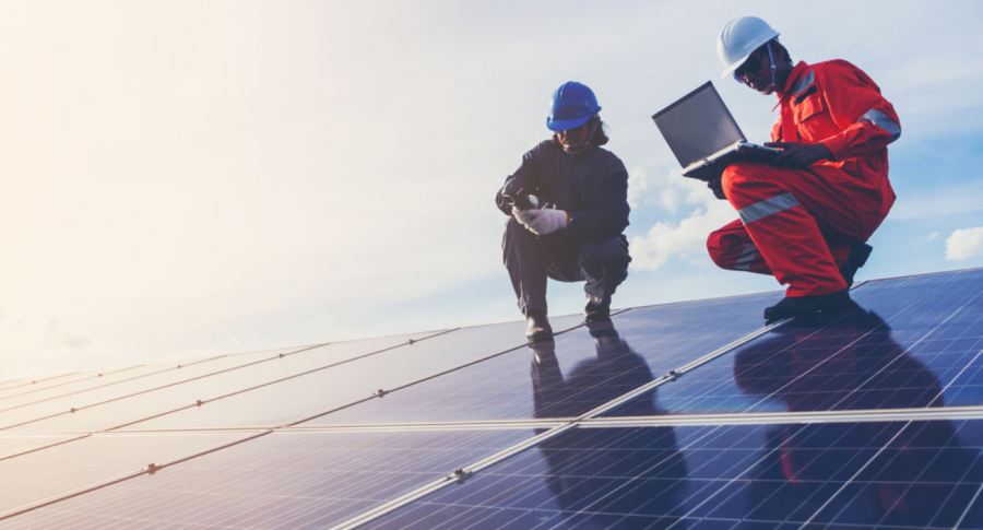 homens trabalhando na manutenção de placas solares