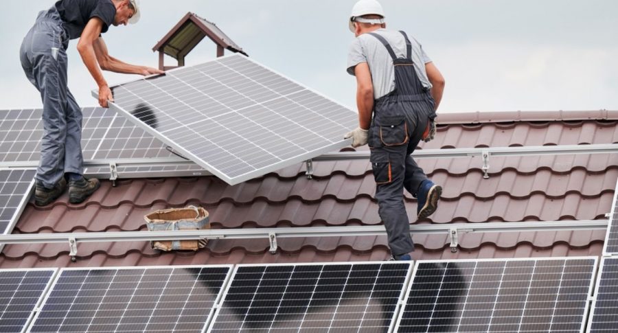 homens instalando placas de energia solar