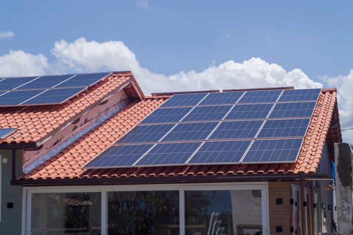 placas de energia solar em telhado de casa