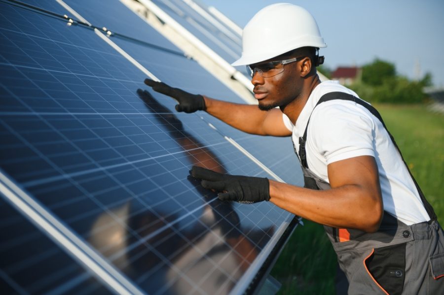 instalação de placa de energia solar residencial