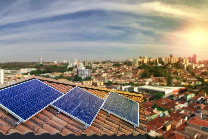 Produção de energia solar, um dos tipos de energia limpa